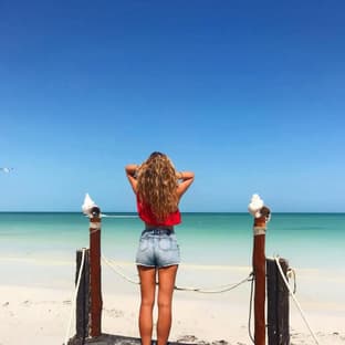 Jeune fille face à la mer sur une plage du Mexique, illustrant le cadre de vie d’une année scolaire au Mexique.