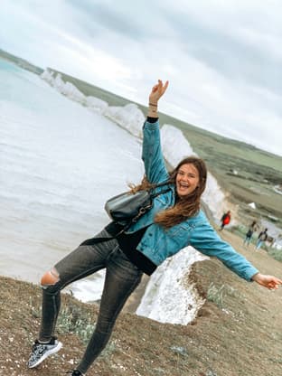Étudiant sur des falaises au Royaume-Uni lors d’un échange scolaire.