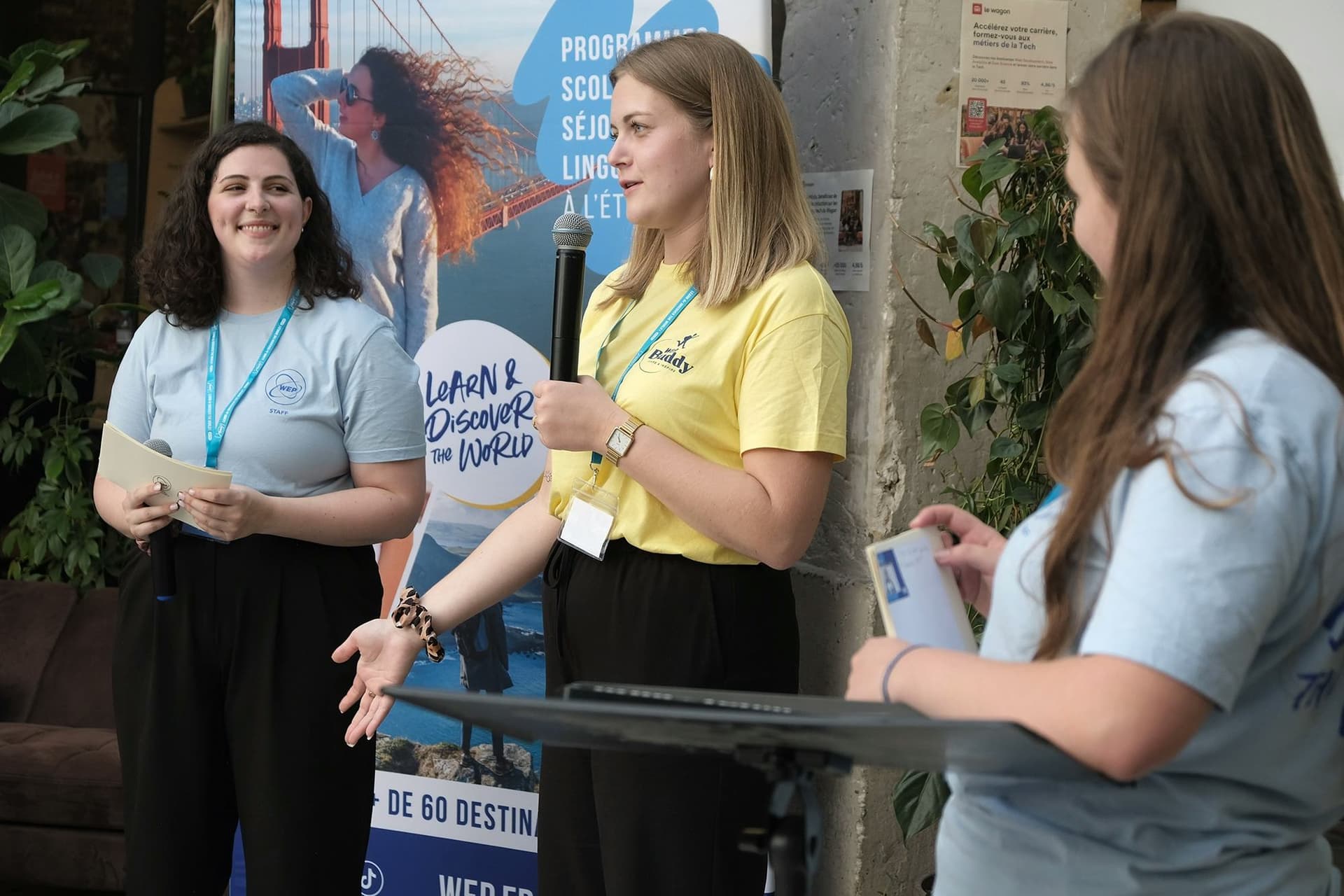 L’équipe WEP présente les programmes et oriente des élèves intéressés par une expérience high school, lors d’un événement d’information.